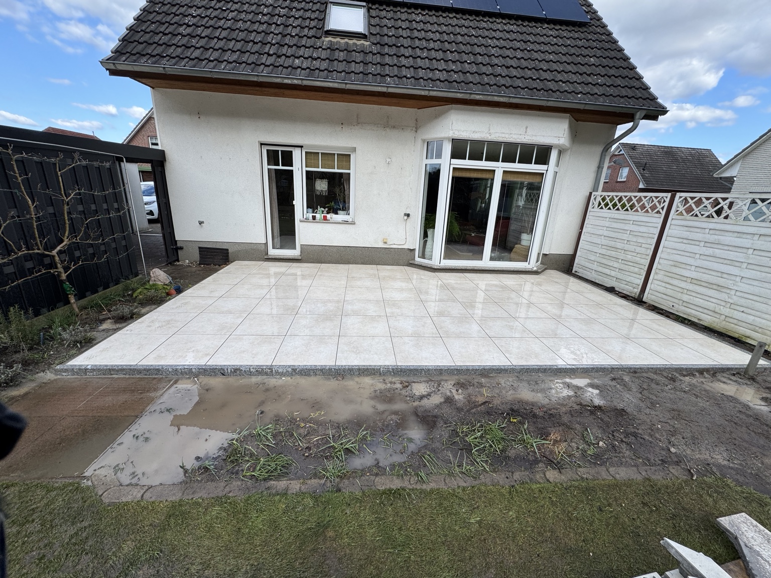 Gepflasterte Terrasse vor einem Wohnhaus
