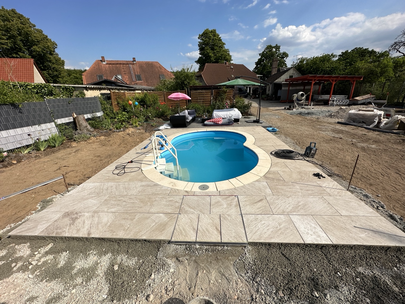 Poolanlage mit umgebenden Pflasterarbeiten